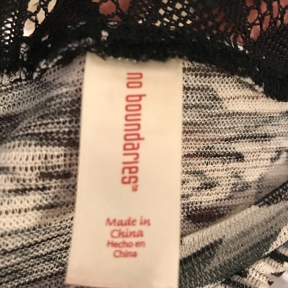 🌸3/$20 No Boundaries top - Picture 6 of 7